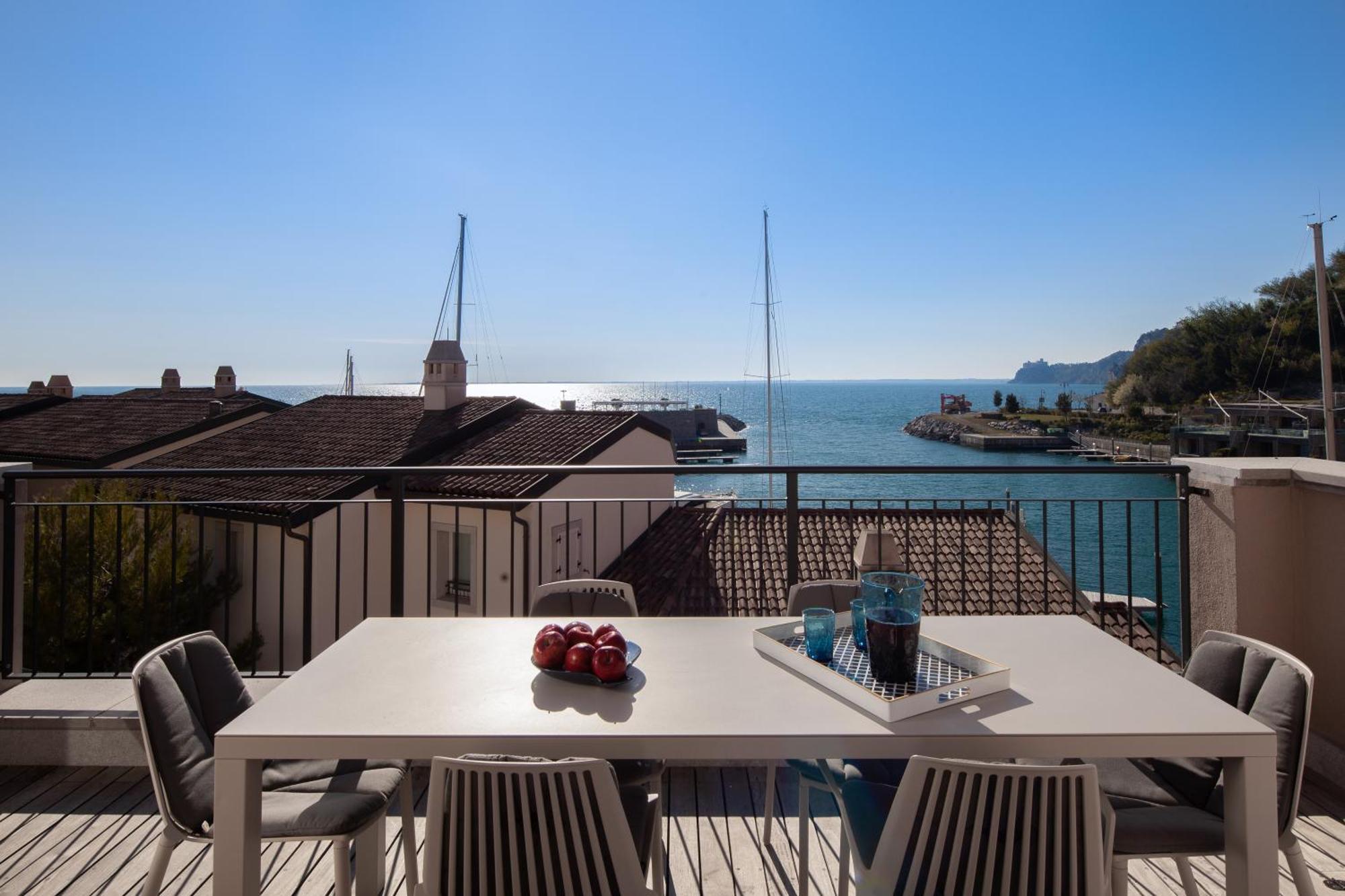 Portopiccolo Apartments Систияна Екстериор снимка