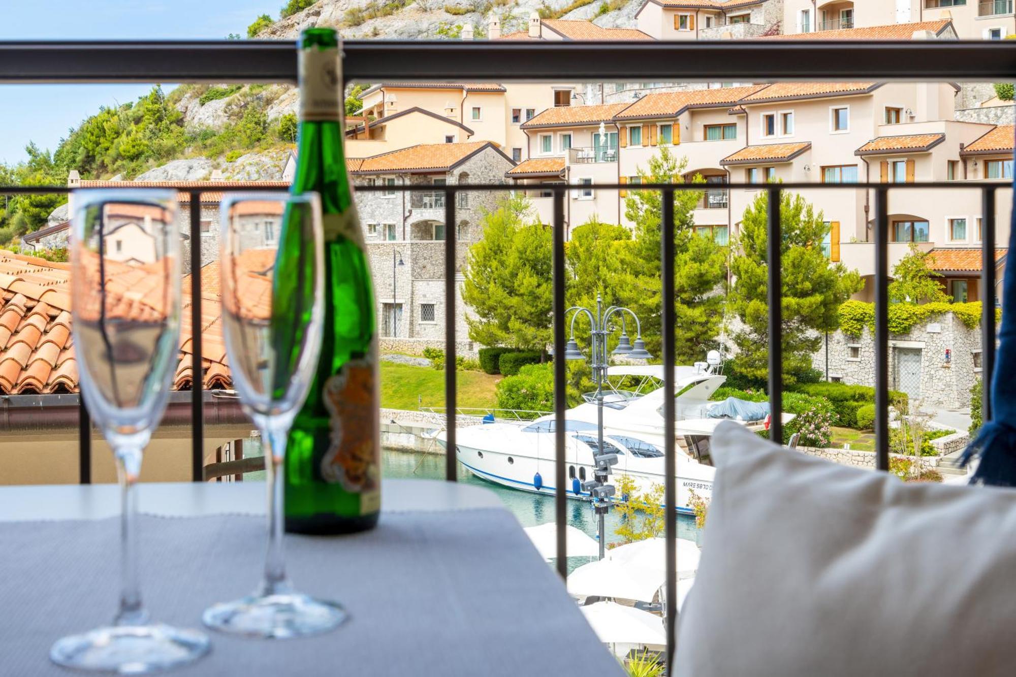 Portopiccolo Apartments Систияна Екстериор снимка